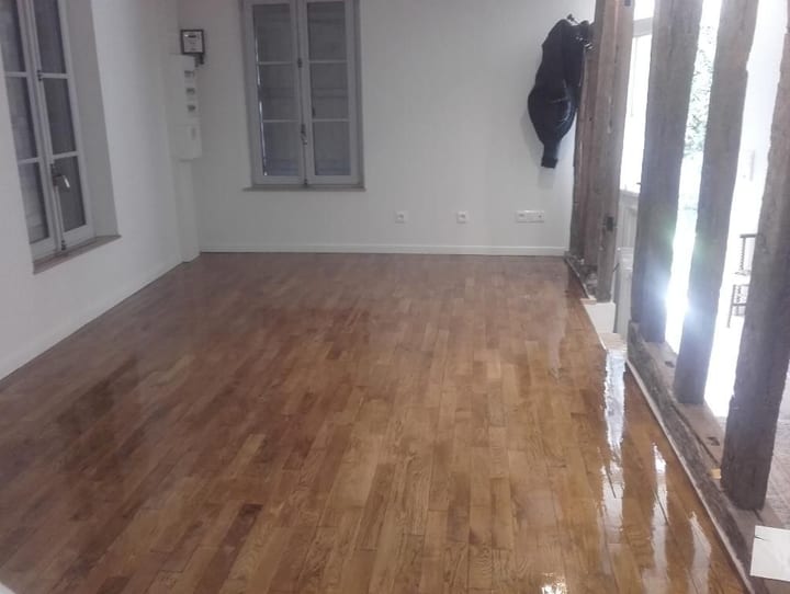 Parquet poncé et vitrifié dans une pièce rénovée — chantier Harang, Ardennes